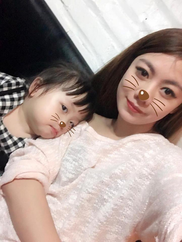 Lúc sau ăn xong, thấy con cứ ngồi cười ngặt nghẽo, hai má đỏ hây hây mình mới bảo “Thôi chết, say bia rồi”. Lúc đó buồn cười quá nên cũng quay lại luôn. Đoạn clip mình chia sẻ chỉ để cho vui, không ngờ nó lại được quá nhiều người quan tâm. Mình không tự hào về hành động cho con uống bia, cũng không có nhu cầu sống ảo, câu like. Thấy mọi người khen con đáng yêu nên mình vui, đọc được bình luận tiêu cực mình cũng thấy rất buồn.”