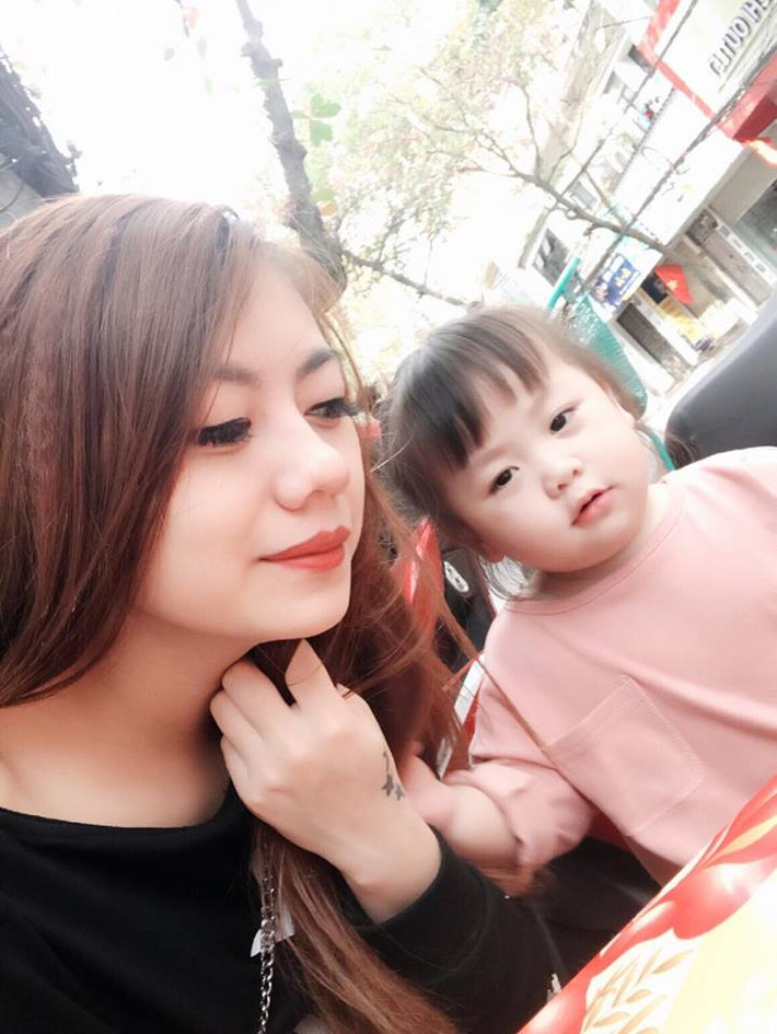 Phương Thảo cho biết, chị hoàn toàn ý thức được việc làm của mình, hiểu rõ cách nuôi dạy con của bản thân và cũng như bao bà mẹ khác, chị mong con khôn lớn khỏe mạnh.