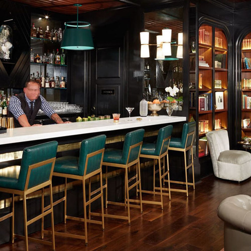 Spectator Bar (Charleston, Hoa Kỳ): Không gian nhỏ gọn nhưng được thiết kế tinh tế với những loại rượu nặng màu vàng đặc trưng.