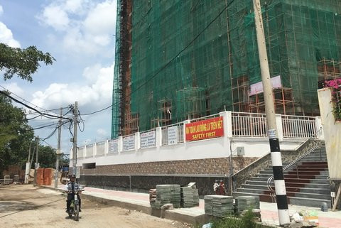 Đề thơ trên vách: Tại công trường 4S trên đường 30 (P. Linh Đông Q. Thủ Đức TP.HCM) cạnh cổng ra vào là những tấm biển nhỏ. Trên những tấm biển đó, có ghi những vần thơ mà khi đọc người ta có cảm giác như một lời dặn dò, nhắc nhở người công nhân phải xem trọng an toàn lao động.