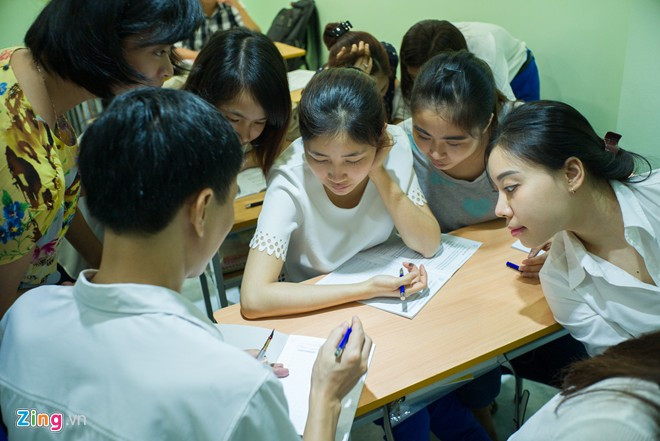 Nói về bí quyết viết chữ đẹp, thầy giáo đứng lớp cho rằng, việc có nhiều hoa tay (vân tay tròn, như quan niệm của nhiều người) không liên quan tới chữ xấu hay đẹp. "Đúng là nếu bạn có năng khiếu thì sẽ dễ thành công hơn, nhưng bạn vẫn có thể bị người không có năng khiếu vượt qua nếu không chăm chỉ luyện tập", thầy Ánh khẳng định.