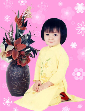 Xuân Mai sinh năm 1995 và là con của ca sĩ Tuấn Cảnh với một Việt kiều Mỹ. Cô từng được coi là "thần đồng âm nhạc" Việt Nam vào thập niên 1990. Mới 2 tuổi, Xuân Mai đã bước lên sân khấu với vai trò ca sĩ. Kể từ đó, cô liên tiếp cho ra các sản phẩm âm nhạc được công chúng yêu thích.