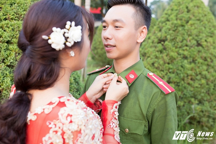 Nhân vật chính trong bộ ảnh cưới độc đáo này là chú rể Lô Tuấn Anh và cô dâu Đinh Thị Phương Thảo. Tuấn Anh quê ở Nghệ An, hiện đang công tác tại phòng Cảnh sát cơ động, Công an tỉnh Yên Bái. Cô dâu Phương Thảo quê ở Yên Bái, vừa tốt nghiệp trường Cao đẳng Thống kê.