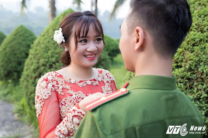 Tuấn Anh và Phương Thảo gặp nhau trong đám cưới của một người bạn. Nhận thấy dự dịu dàng, dễ mến của Thảo nên chàng cảnh sát trẻ đã chủ động làm quen. Thời gian sau đó, cả hai bắt đầu dành cho nhau tình cảm đặc biệt hơn và coi người kia như một nửa không thể thiếu trong cuộc sống.