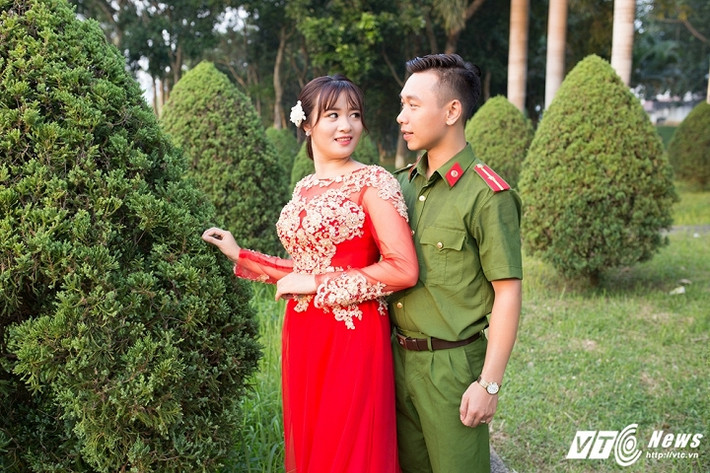 Nhằm lưu giữ lại những khoảnh khắc đáng nhớ, chàng cảnh sát trẻ Lô Tuấn Anh đã lên ý tưởng chụp bộ ảnh cưới đầy lãng mạn khiến bao người ngưỡng mộ.