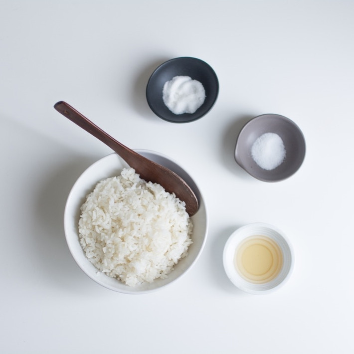 7. Thêm muối vào cơm Khi nấu cơm, việc bỏ thêm một chút muối có thể giữ cho cơm lâu thiu hơn. Thậm chí ngay cả khi thời tiết nắng nóng, muối vẫn có thể bảo quản cơm mà không cần bỏ vào tủ lạnh. Ngoài ra, khi hấp lại cơm nguội, cho thêm một ít nước muối có thể loại bỏ mùi vị khác lạ ở cơm nguội.