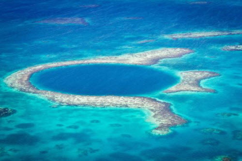 Rạn san hô Belize Barrier Belize nổi tiếng với những công trình của người Maya cổ và điểm lặn lý tưởng Great Blue Hole hay hệ sinh thái Belize Barrier, rạn san hô lớn nhất ở bán cầu bắc. Di sản thế giới này là nơi sinh sống của nhiều loài sinh vật biển có nguy cơ tuyệt chủng bao gồm rùa biển, lợn biển, cá sấu nước mặn. Tuy nhiên, hệ sinh thái này đang phải đối mặt với những đe dọa từ hoạt động khai thác hải sản quá mức và dự án khai thác dầu khí.