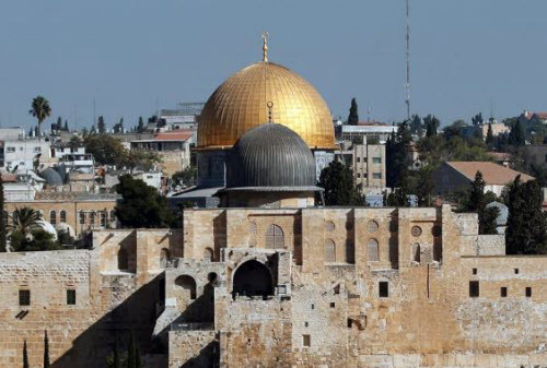 Thành phố cổ Jerusalem Jerusalem là thành phố linh thiêng của người theo Do Thái, đạo Cơ Đốc và đạo Hồi. Nơi đây có tới 220 công trình lịch sử bao gồm những khu cầu nguyện cho người hành hương như đền thờ Hồi giáo Dome of the Rock và Bức tường Than Khóc. UNESCO cho cho biết tổ chức này “quan ngại sâu sắc” với những hành động được gọi là “khai quật” của Israel quanh thành phố cổ này, phá hoại một số di tích lịch sử. Israel cũng bị cáo buộc ngăn chặn một số dự án trùng tu.