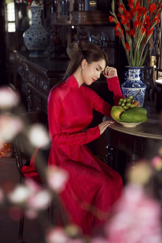 Đây là bộ ảnh tràn ngập không khí đón Tết Bính Thân 2016 do Ngọc Trinh và ê-kip của mình thực hiện. Khác với những bộ cánh sexy hay những chiếc đầm lộng lẫy, Ngọc Trinh dịu dàng, nữ tính và quyến rũ hơn trong trang phục áo dài truyền thống vừa kín đáo vừa khoe khéo những đường cong mềm mại của cô nàng.