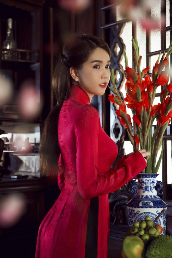 Được biết, Tết năm nay, nữ hoàng nội y Ngọc Trinh sẽ đón cả gia đình từ Trà Vinh lên Sài Gòn. Đây sẽ là cái Tết ấm cúng, hạnh phúc nhất của người đẹp 9x sau những sóng gió đã xảy ra trong năm vừa qua. Ngọc Trinh cũng đem hy vọng, sang năm 2016, khán giả sẽ có cái nhìn khác về cô, về công việc của cô sau khi xem bộ phim Vòng eo 56 sẽ ra mắt vào tháng 3/2016. Và đây cũng là một năm cô nàng bắt đầu với những thay đổi hoàn toàn mới so với hình ảnh trước kia.