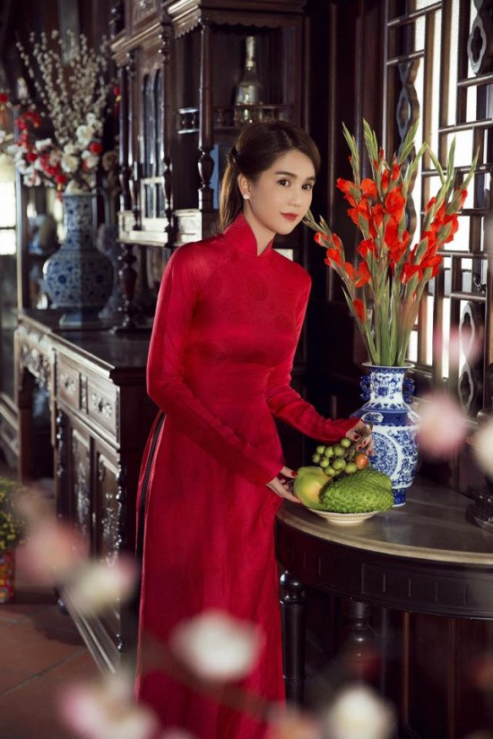 Ngọc Trinh đẹp hút hồn với áo dài màu đỏ thắm, tràn ngập không khí đón Tết Bính Thân 2016.