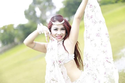 Dù bố mẹ chia tay nhau từ khi Hà còn nhỏ, thế nhưng sự quan tâm của cả hai dành cho cô thì vẫn nguyên vẹn như ngày trước. Chỉ là có đôi khi cô thấy buồn, thấy hụt hẫng và nghĩ về bữa cơm gia đình thiếu vắng cha hoặc không có mẹ. Đã bao lần cô mơ ước cha mẹ có thể hòa hợp lại nhưng đó chỉ là ước mơ của một đứa con nhỏ chưa hiểu chuyện. Dần dần, khi lớn lên cô mới hiểu có những thứ mình muốn nhưng không chắc đã làm được. Gác lại nỗi buồn phiền về gia đình, Thu Hà luôn cố gắng tích cực tham gia các hoạt động đoàn hội ở trường, cô cũng từng là cựu sinh viên của trường ĐH Bách Khoa Hà Nội, chuyên ngành điện.