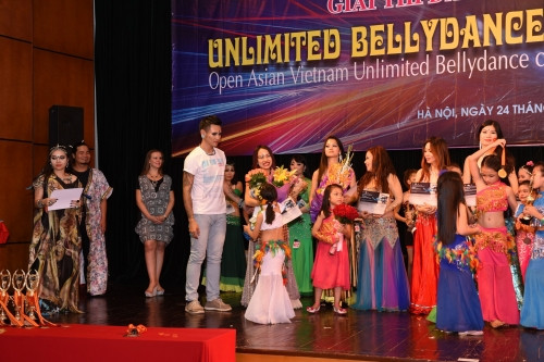 Một năm sau, khi đã dành lại được một khoản tiền thì niềm đam mê múa bụng của cô vẫn luôn rực lửa như ngày đầu tiên. Hà tìm đến chị Đỗ Hồng Hạnh - Bellydance số 1 Việt Nam với bề dày thành tích thi đấu trong và ngoài nước để theo học hỏi, tập luyện. “Chị đã giúp đỡ mình rèn luyện và theo đuổi nó rất nhiều, và hơn hết chị truyền lửa đam mê của chị vào tình yêu dành cho bộ môn này với mình rất lớn”, Đào Hà bày tỏ sự biết ơn đối với người thầy của mình.