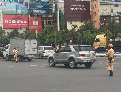 Trước đó, trong cuộc họp sơ kết kết quả công tác đảm bảo trật tự, an toàn giao thông 6 tháng đầu năm 2016, Phó trưởng Phòng CSGT Hà Nội thượng tá Phạm Văn Hậu cho biết, thời gian qua đơn vị đã xử lý 5 trường hợp người nước ngoài vi phạm giao thông, 34 ôtô biển xanh, 26 ôtô biển đỏ.