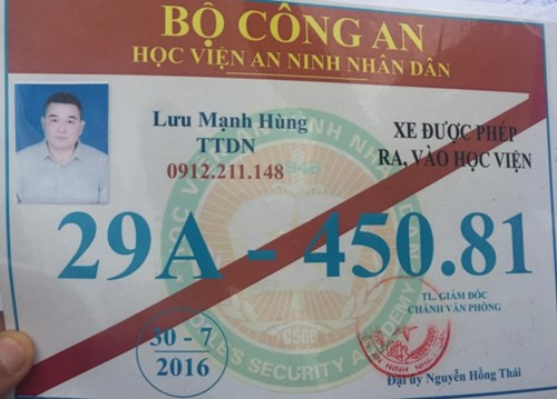 Lãnh đạo đội CSGT số 6 cho biết, phần lớn phù hiệu dành cho lái xe hoạt động chở lãnh đạo, cán bộ thay thẻ xuất trình khi ra vào cơ quan nhưng không phải phù hiệu xe dành cho xe ưu tiên, không có giá trị khi lưu thông trên đường.