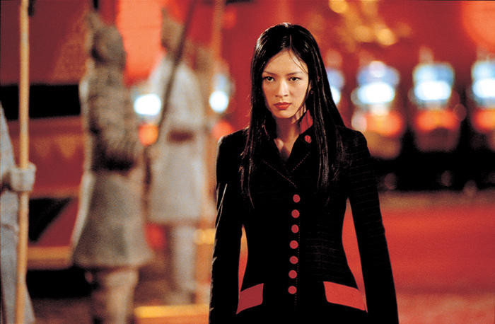 Chương Tử Di – Giờ cao điểm 2 (2001) Hoa đán thủ vai nữ sát thủ Hồ Lợi, một đả nữ khét tiếng hung hiểm và xảo quyệt. Tạo hình của Chương Tử Di cũng hết sức “ngầu” trong bộ trang phục đen, tóc thả ngang vai và luôn được đội vệ sĩ kề cận sát sườn. Vẻ lạnh lùng của một nữ sát thủ đáng gờm lần này của Chương Tử Di để lại ấn tượng sâu đậm trong lòng khán giả bởi tạo hình đầy tươi mới mà cô mang lại.