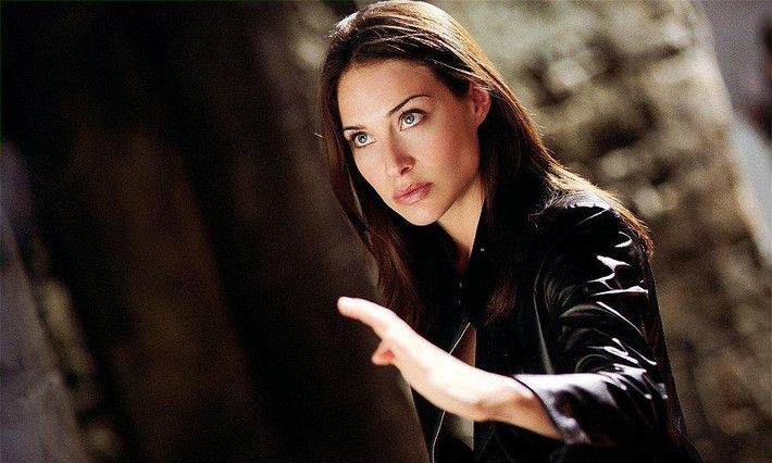 Claire Forlani – Huy hiệu rồng (2003) Trong phim còn có sự xuất hiện của nữ diễn viên người Anh Claire Forlani, cô thủ vai nữ cảnh sát hình Anh quốc, võ nghệ cao cường và điêu luyện, góp công lớn trong việc diệt trừ phe phản diện. Nữ diễn viên sinh năm 1972 từ chỗ một diễn viên dòng phim tình cảm chuyển mình sang tạo hình đả nữ phim hành động đầy thành công khiến khán giả ngưỡng mộ và tự hào.