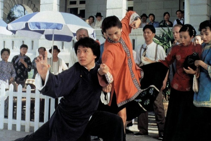 Mai Diễm Phương – Túy quyền 2 (1994) Phim giúp Mai Diễm Phương thử sức với những cảnh giao đấu, sử dụng võ thuật lẫn tấu hài mang đặc trưng dòng phim Thành Long. Diva quá cố vào vai Tiểu Ma, sở hữu tuyệt kỹ võ công nhất thủ quyền cước, dù không thực sự đặc sắc nhưng để lại ấn tượng đặc biệt trong lòng khán giả về một diva hoàn toàn lột xác ở dòng phim hành động, võ thuật.