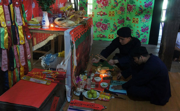 Người Tày ở Định Hoá (Thái Nguyên) trở thành dân tộc thứ 6 sau người Mường, Thái, Khơ Mú, Ê Đê, Khmer về sinh hoạt thường xuyên ở Làng Văn hoá các dân tộc Việt Nam (Đồng Mô, Sơn Tây, Hà Nội). Nhân dịp này, bà con đã cùng nhau tổ chức lễ mừng nhà mới.
