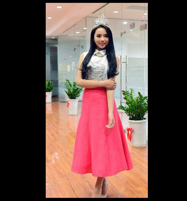 Một trang phục có màu sắc, phom dáng kém đẹp của Kỳ Duyên.