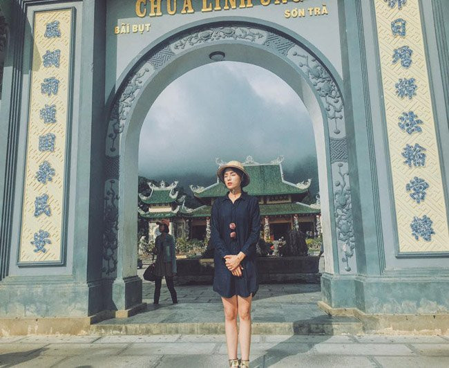 Trước đó, trong dịp tết Tây, hoa hậu Kỳ Duyên cũng bị một số cư dân mạng chỉ trích vì mặc váy ngắn khi đi lên chùa.