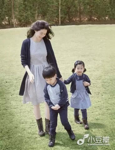 Nữ diễn viên 45 tuổi vui đùa cùng các con.