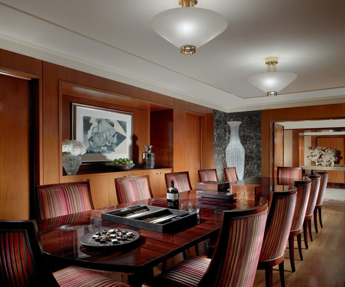 Khách sạn sang trọng này có phòng họp và trung tâm thể thao cho du khách, nhưng khu phòng Royal Penthouse có phòng họp kiểu hoàng gia và phòng tập, thang máy và xe limo riêng.