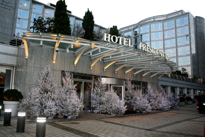 Gồm 12 phòng phục vụ đủ mọi yêu cầu của du khách, khu phòng Royal Penthouse ở khách sạn President Wilson, Geneva, Thụy Sĩ, là khu phòng khách sạn đắt nhất hành tinh, với giá 80.000 USD một đêm, tương đương 1,8 tỷ đồng.