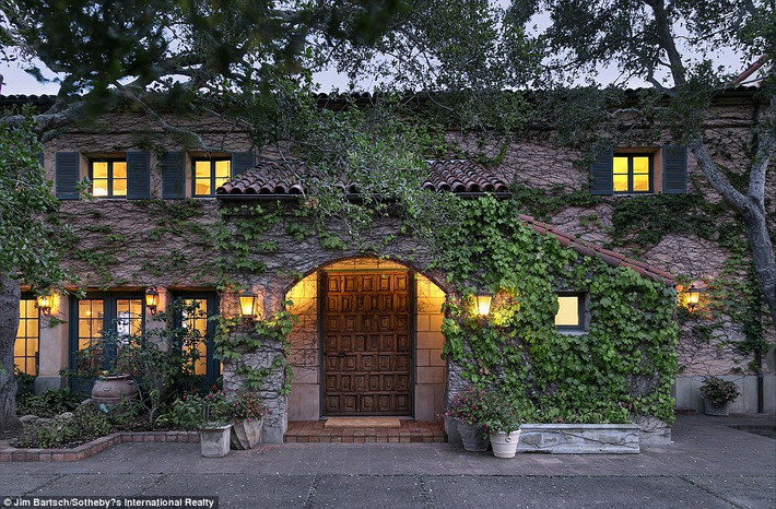 Khu Villa Santa Lucia của nam tài tử 65 tuổi Jeff Bridges tọa lạc tại Motecito, California có diện tích 886m2. Dinh thự này nằm trong mảnh đất rộng gần 80.000m2 và có giá thị trường theo tỉ giá hiện tại là 29,5 triệu USD. Khu biệt thự sinh thái xa hoa do kiến trúc sư Barry Berkus thiết kế và hoàn thành vào năm 1988. Công trình này tái tạo lại phong cách nhà ở Tuscan với tường đá thô nhưng vẫn làm toát lên sự tinh tế và thịnh vượng của gia chủ.