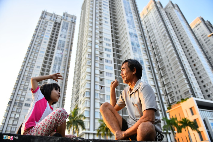 Những buổi chiều đi bán vé số về, ông Đực lại cùng con gái ra ngoài lề đường chơi đủ thứ trò do cô bé nghĩ ra. “Bằng này tuổi rồi nhưng phải chơi đủ trò trẻ con để cho cháu nó vui. Nhiều người đi qua còn tưởng tôi đang chơi với cháu gái”, ông kể. Đối với bé My, vợ chồng ông bà không chỉ là bố mẹ, mà còn như bạn bè vì ngoài ra chẳng còn ai.