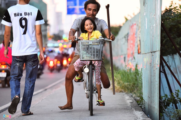 Bé My hiện đang theo học lớp tình thương do một bà giáo mở dạy miễn phí cho con em xóm vạn chài. Từ ngày được người phụ nữ làm nghề ve chai tặng cho chiếc xe đạp cũ, ông Đực tập cho con để bé tự đến trường cách nhà vài km vì ông bà không có thời gian đưa đón.