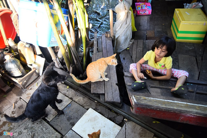 Ở với nhau hơn 20 năm, mãi đến năm 2007 thì ông bà mới có với nhau đứa con gái. “Ở cái tuổi như hai vợ chồng tui không ai nghĩ còn có con, may ông trời thương nên mới ban phước”, người đàn ông 55 tuổi tâm sự.