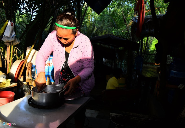 Trong một lần đi kéo lưới, ông gặp được bà Nguyễn Thị Vĩnh, người phụ nữ đẹp nhưng bất hạnh chuyện chồng con. Cùng cảnh sông nước, lại lầm lỡ về đường tình duyên nên ông bà quyết định dọn về ở cùng để giúp nhau lúc tuổi xế chiều.