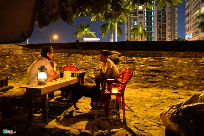 Nhiều người khi đi ngang qua thường dừng xe lại thăm hỏi gia đình ông Đực. “Có chú sửa xe gắn máy, thấy gia đình không có điện nên cho mượn bình ắc quy để xài tạm. Có cậu sinh viên, chiều thứ 7 thường ra chơi với bé My cho nó đỡ buồn…”, ông Đực không che giấu được xúc động khi nói về những người lạ nhưng lại tốt với gia đình ông.