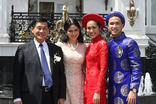 5. Cựu diễn viên Thủy Tiên - mẹ chồng Tăng Thanh Hà Cựu diễn viên Thủy Tiên chính là mẹ chồng của người đẹp Tăng Thanh Hà. Biệt thự của gia đình chồng Hà Tăng được ước chừng rộng 500m2, bao quanh ngôi nhà là bức từng trắng phủ một hàng cây xanh khiến không gian rất thơ mộng và mát mắt. Phía trước cổng nhà còn có bốt canh dành riêng cho bảo vệ dù cửa ra vào được lắp thiết bị tự động rất hiện đại.