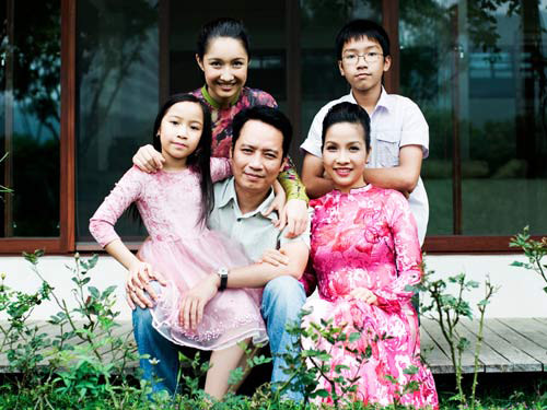 1. Mỹ Linh Ngôi nhà theo kiểu resort hiện đại của vợ chồng ca sĩ Mỹ Linh nằm ở Sóc Sơn, Hà Nội do một KTS trẻ và cũng là bạn của hai vợ chồng Mỹ Linh - KTS Nguyễn Chiến Phong. Biệt thự triệu đô tọa lạc trên một khu đất rộng với đầy đủ tiện nghi, gần gũi với thiên nhiên, đồng thời vẫn đảm bảo được sự sang trọng và tinh tế.
