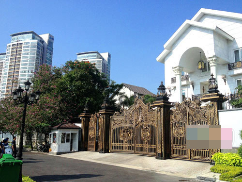 Mẹ chồng Tăng Thanh Hà cũng sở hữu cơ ngơi rất đồ sộ, hoành tráng ở Quận 2 - TP. HCM. Biệt thự này thậm chí còn có bốt canh dành riêng cho bảo vệ để đảm bảo an ninh và sự riêng tư của cả gia đình. Đây là nơi cựu diễn viên Thủy Tiên sống cùng chồng và hai con là Thảo Nguyễn - Hiếu Nguyễn.