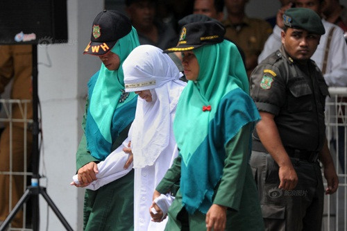 Mới đây, tại Banda Aceh, thủ phủ của tỉnh Aceh, Indonesia, một người phụ nữ vì tội ngoại tình đã bị kết án phải chịu 100 roi vì vi phạm luật Hồi giáo Sharia của địa phương. Buổi xử án diễn ra công khai trước tất cả mọi người tại một thánh đường Hồi giáo của địa phương. Người phụ nữ phạm tội trong trang phục truyền thống màu trắng được hai nữ cảnh sát dẫn ra trước đám đông đang tụ tập.