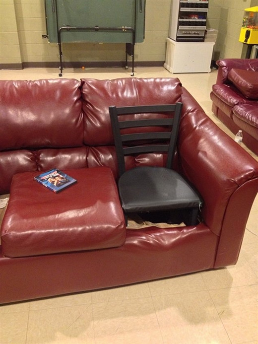 Ghế trong ghế Chỉ vì thủng một miếng mà vứt bỏ cả chiếc ghế sofa lớn thì tiếc hùi hụi ấy. Nhét cái ghế con vô rồi xài tiếp thì vẫn ngồi ngon lành chứ sao. Ghế là để ngồi thôi mà! Hơi nham nhở chút nhưng vẫn giữ nguyên giá trị sử dụng phải không?