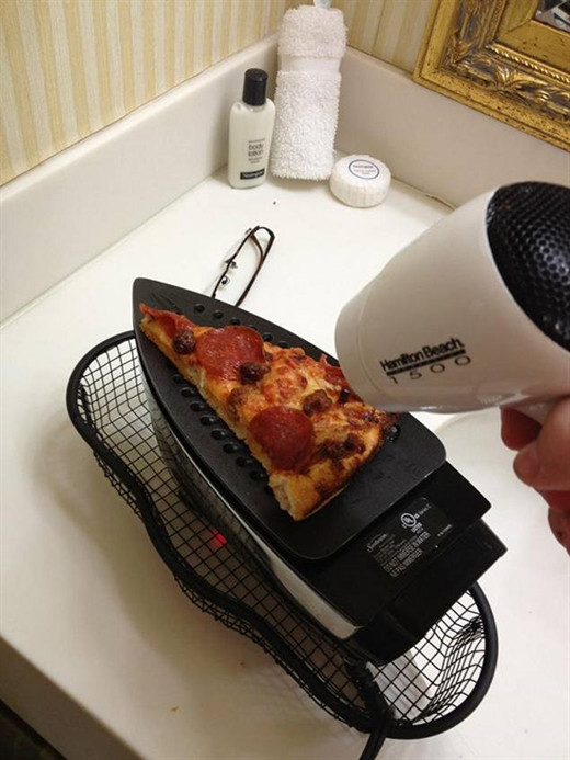 Xin lỗi, nhà chưa có lò nướng! Pizza nhà làm là ngon nhất đấy nhưng chẳng phải nhà ai cũng có lò nướng. Xài bàn ủi và máy sấy đỡ đi, vị vẫn ngon như làm ở Ý đấy! Không phải dạng vừa đâu.