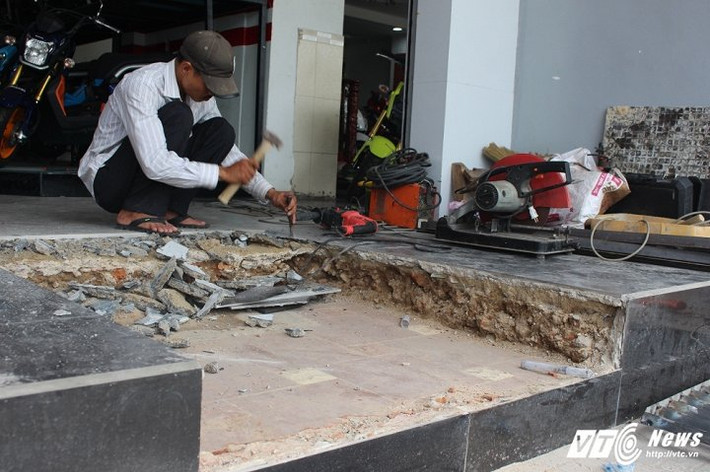 Trung bình mỗi ngày, anh Chánh làm được tối thiểu 2 bậc tam cấp di động, trung bình thu nhập từ 6 đến 10 triệu một ngày.