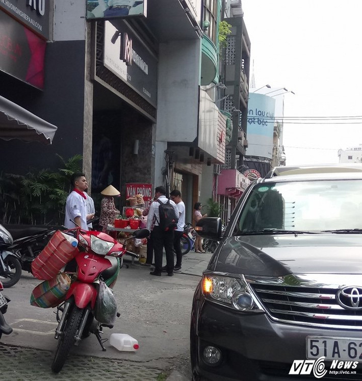 Còn một số hàng ăn vặt cũng không còn bày bàn ghế ra nữa, khách mua chấp nhận đứng để ăn hoặc chờ mua về nhà.