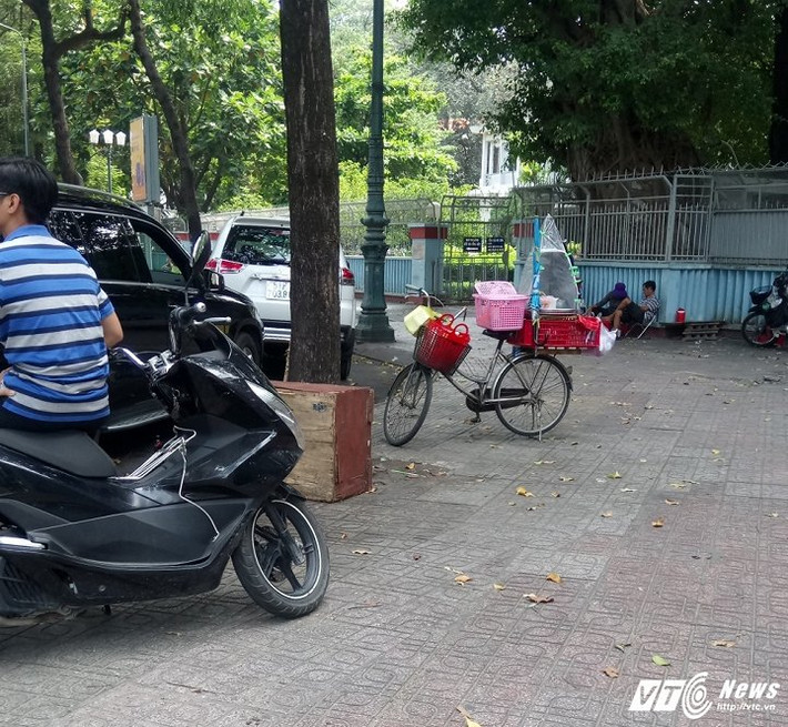 Họ chỉ dùng một chiếc xe đạp nhỏ để có thể di chuyển đến bất cứ đâu.