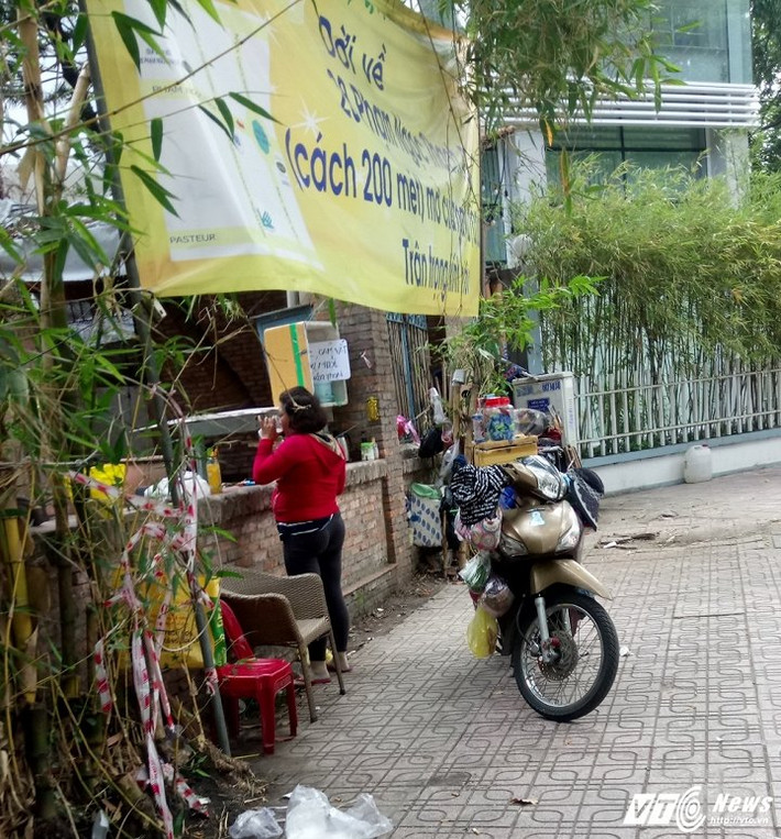 Bà Lê Thị Hai, người đã có nhiều năm bán hàng rong cho biết, sau khi thành phố có chiến dịch trả lại vỉa hè, bà khắc phục bằng cách không bày bừa bàn ghế ra nữa mà chỉ để một chiếc xe máy để đồ.