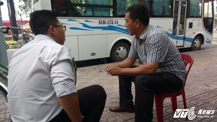 Khi có khách ghé vào uống nước, bà chỉ đưa ghế ra cho khách ngồi, sau đó lại cất đi.