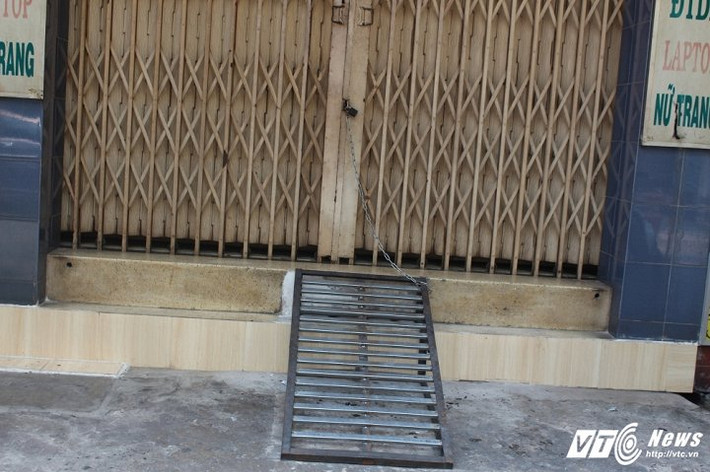 Việc lắp bậc tam cấp di động thể hiện sự sáng tạo của người dân TP.HCM, vừa gọn gàng lại không phải xích lại vì sợ bị mất trộm.