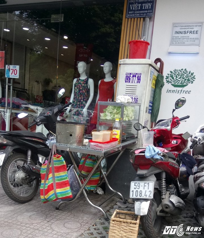 Họ nghĩ ra nhiều cách khác nhau để hạn chế tối đa việc lấn chiếm vỉa hè nhưng vẫn có thể đảm bảo buôn bán.