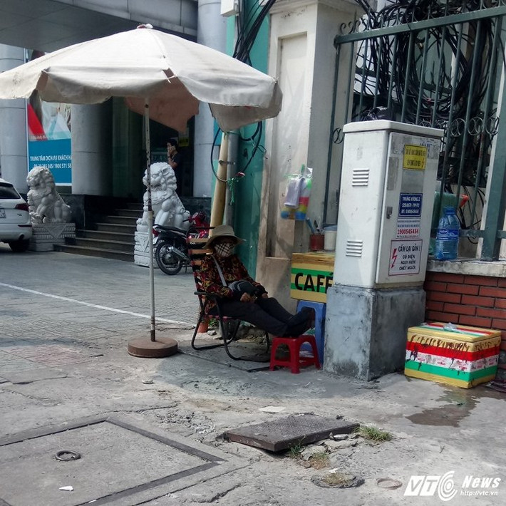 Tuy nhiên, nếu không chú ý kỹ, ít ai nhận ra được các gánh hàng rong này, vì vậy, khách của họ hiện giờ chủ yếu là khách quen.