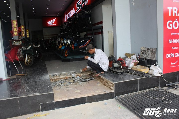 Anh Huỳnh Dũng Chánh (thợ cơ khí ở huyện Bình Chánh, TP.HCM) chia sẻ, việc xây bậc tam cấp ngầm đã có từ lâu, nhưng thời gian trước, rất ít người làm. Khi TP.HCM dẹp vỉa hè, người dân bắt đầu làm nhiều hơn, theo đó thu nhập của anh cũng khá lên.