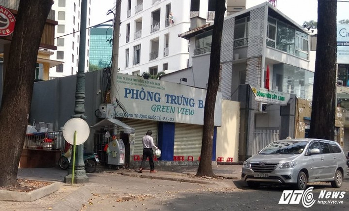 Những người bán hàng rong xung quanh Hồ Con Rùa (quận 3, TP.HCM) đã tìm ra nhiều biện pháp có thể tiếp tục buôn bán mà không ảnh hưởng đến vỉa hè.